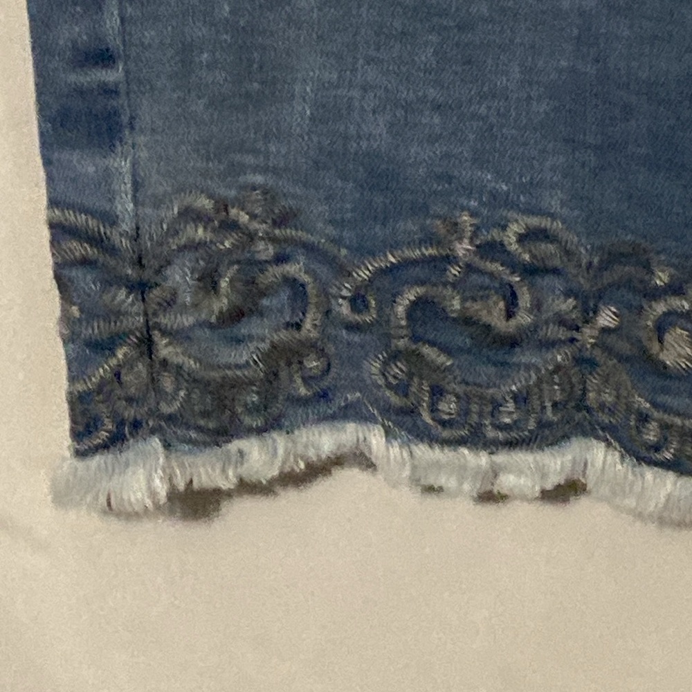 NYDJ CLARISSA ANKLE Blue Cropped Jeans with EMBROIDERED Detail RAW HEM  SIZE 18W - Picture 6 of 10